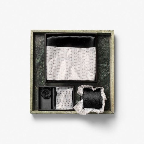 SOLID HANKIE & LAPEL PIN - ONE SIZE (BLACK) SOLID HANKIE & LAPEL PIN - ONE SIZE (BLACK)